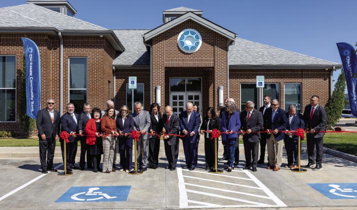 Governor Anoatubby leads Chickasaw Community Bank, Ada, ribbon cutting