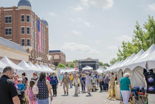 Crowds perusing the 2019 Artesian Arts Festival in Sulphur, Okla. The festival will be returning to Artesian Plaza in Sulphur June 25.