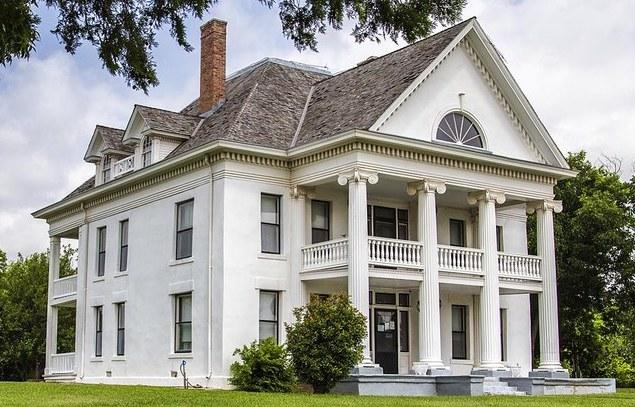 Murray Lindsay Mansion in Erin Springs