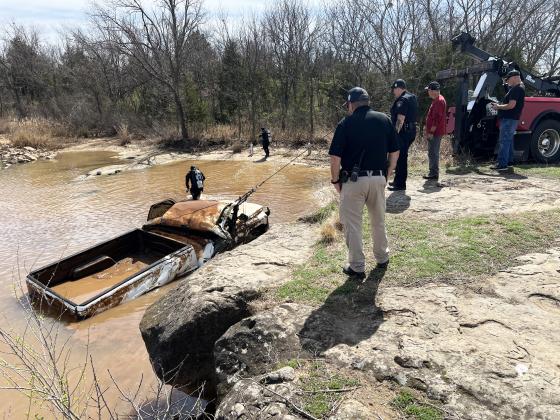 Pauls Valley Police Department, Chickasaw Lighthorse Dive Team and Talkington Wrecker Service work Friday to recover a pickup truck found submerged in the Pauls Valley City Lake. News Star photo by Suzanne Mackey.