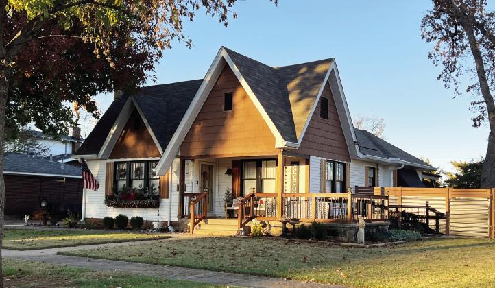 This home at 110 S. Oak St. is one of seven locations set to be featured on the Christmas Tour of Homes Dec. 3. Each stop on the comeand- go tour will be decorated for the holiday season. Tickets are $20 in advance and $25 on the day of the tour. All proceeds will benefit the Garvin County Choral Society and Sinfonietta. News Star photo by Suzanne Mackey