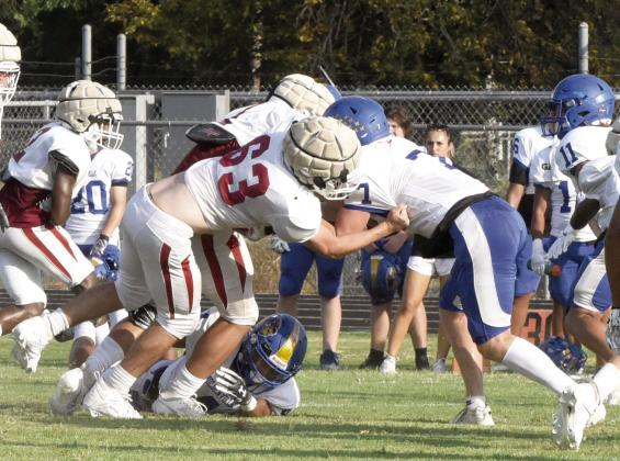 Wynnewood’s offensive line struggled early in their scrimmage against Holdenville Aug. 24. News Star photo by Don Coffey