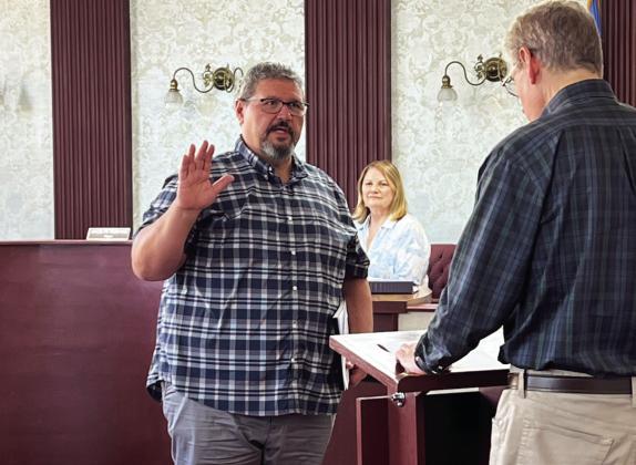 Kevin Driskill (left) was sworn in as Pauls Valley‘s newest city council member Monday. News Star photo by Suzanne Mackey