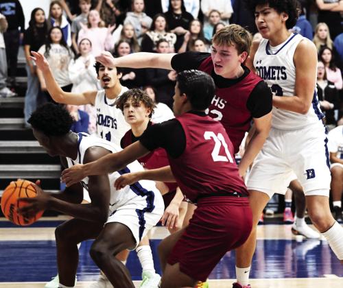 Wynnewood‘s #2 Jett Anderson, # 22 Cache Mooney and # 21 Brylan Williams surround a Dickson player during last weekend‘s 73-43 loss at Dickson. News Star photo by Don Coffey