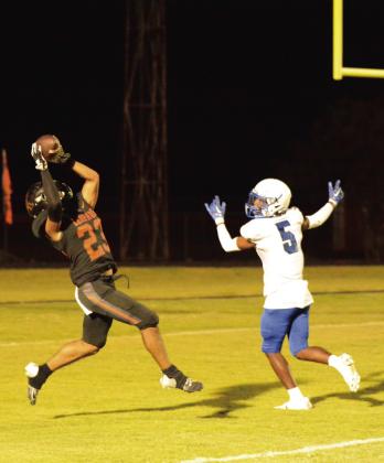 Lindsay’s Manuel Aguero catches a pass for a touchdown in Lindsay’s 28-13 win over Dickson last week. Lindsay travels to Lexington tonight (Oct. 11) to play the 3-2 Bulldogs. Lexington lost to Marlow last week 34-0. Kickoff is scheduled for 7 p.m. News Star photo by Denny Park