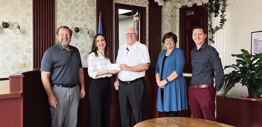 The Pauls Valley Community Foundation presented the City of Pauls Valley with a $6,234 grant Monday for the purchase of new benches and trash receptacles in the downtown area. Pictured (l-r) are Arlen Williams and Katie Johnson with the Pauls Valley Community Foundation, PV City Manager Lee Litterell, Chamber of Commerce President Nancy Runge and J.D. Bostic with the Pauls Valley Community Foundation. News Star photo by Suzanne Mackey
