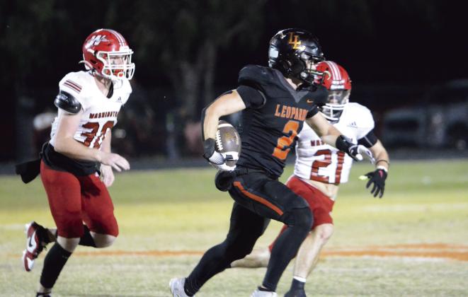 Lindsay’s Braxton Compton tries to run to the edge around two Washington defensive backs in last Friday’s loss to Washington, 35-0. Lindsay moves to the first round of the playoffs to play Jones tonight (Nov. 15). Jones is 8-2 on the season and ranked second in District 2A-1 behind Millwood. News Star photo by Denny Park
