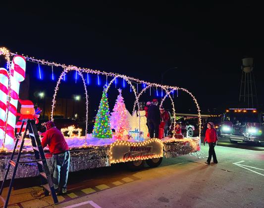 Parade participants put the final touches on their float and tested their snow machine as they lined up to wait for the start of Pauls Valley’s Parade of Lights Monday night. News Star photo by Zeke Mackey