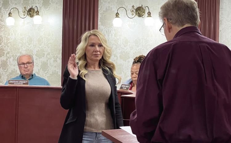 Amy Richey takes the oath of office Tuesday evening after she was appointed to Pauls Valley’s city council. She fills a position that has been vacant since councilman Eric Smith resigned in September. News Star photo by Suzanne Mackey