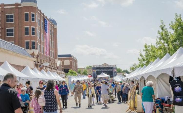 Crowds perusing the 2019 Artesian Arts Festival in Sulphur, Okla. The festival will be returning to Artesian Plaza in Sulphur June 25.