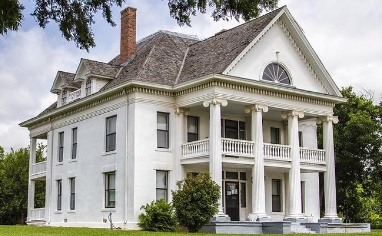 Murray Lindsay Mansion in Erin Springs