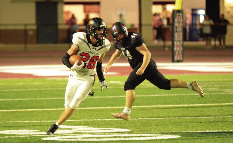 Lindsay’s Crew Flood runs away from the Atoka defender during last week’s 62-24 win at Atoka. News Star photo by Denny Park