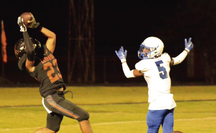 Lindsay’s Manuel Aguero catches a pass for a touchdown in Lindsay’s 28-13 win over Dickson last week. Lindsay travels to Lexington tonight (Oct. 11) to play the 3-2 Bulldogs. Lexington lost to Marlow last week 34-0. Kickoff is scheduled for 7 p.m. News Star photo by Denny Park
