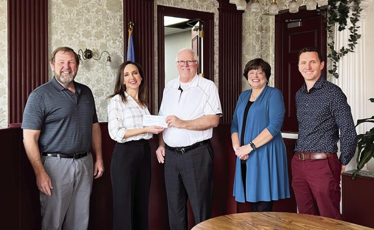 The Pauls Valley Community Foundation presented the City of Pauls Valley with a $6,234 grant Monday for the purchase of new benches and trash receptacles in the downtown area. Pictured (l-r) are Arlen Williams and Katie Johnson with the Pauls Valley Community Foundation, PV City Manager Lee Litterell, Chamber of Commerce President Nancy Runge and J.D. Bostic with the Pauls Valley Community Foundation. News Star photo by Suzanne Mackey
