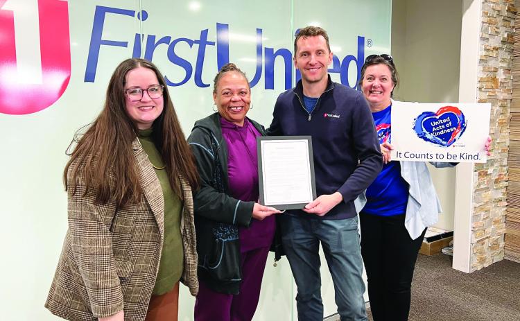 Pauls Valley Mayor Jocelyn Rushing (second from left) presents a proclamation from the city declaring Feb. 17 as “United Acts of Kindness Day” to First United Bank representatives Grace Farnan, J.D. Bostic and Della Wilson. News Star photo by Suzanne Mackey